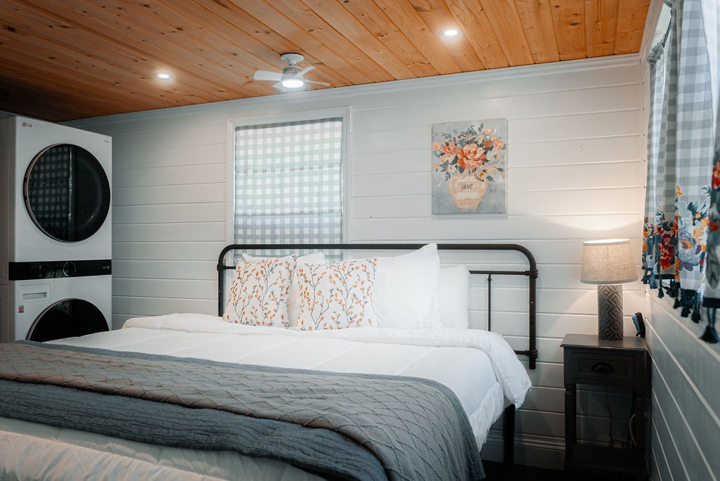 Chumba cha kulala kilicho na kitanda cha ukubwa wa King na mashine ya kuosha na kukausha yenye ukubwa kamili