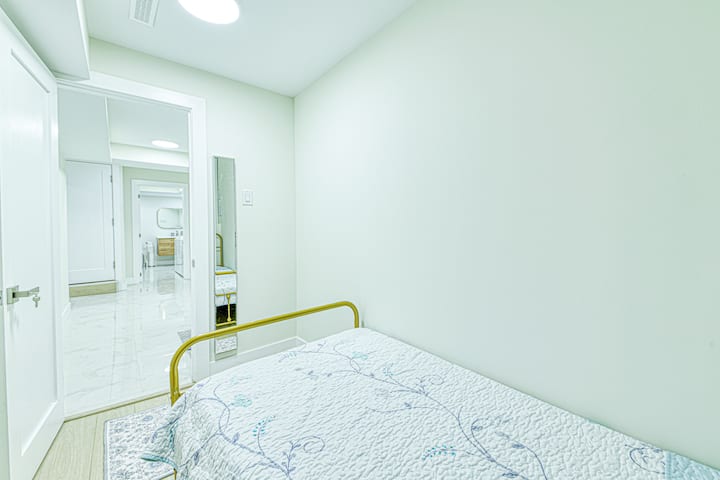 חדר שינה שלישי נעים ושקט

מקום מפלט קטן אך שליו, חבוי מרעש הטלוויזיה וקרוב לשירותים. אידיאלי למנוחה והשתקפות, מושלם לנוסע לבד. 