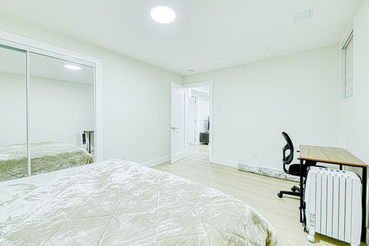 

להירגע ולעבוד בנוחות עם תחנת עבודה ייעודית, ארון גדול עם מראה בגודל מלא שמתאים לכל הבגדים שלכם, ומגהץ עם קרש גיהוץ לנוחות נוספת.