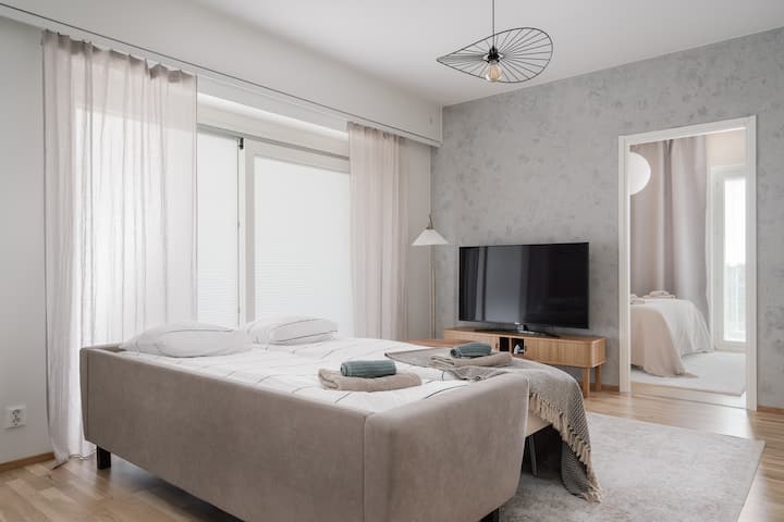 La inclusión de un cómodo sofá cama ofrece la flexibilidad de acomodar a más huéspedes con facilidad.