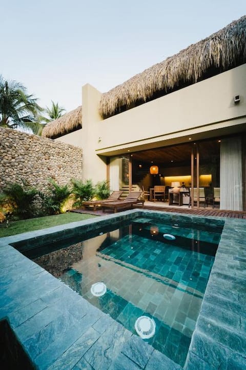 Premium Oceanfront with Pool free breakfast