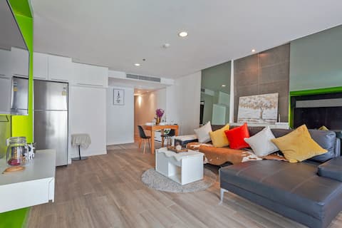 Lumpini Park & BTS Chidlom walk distance