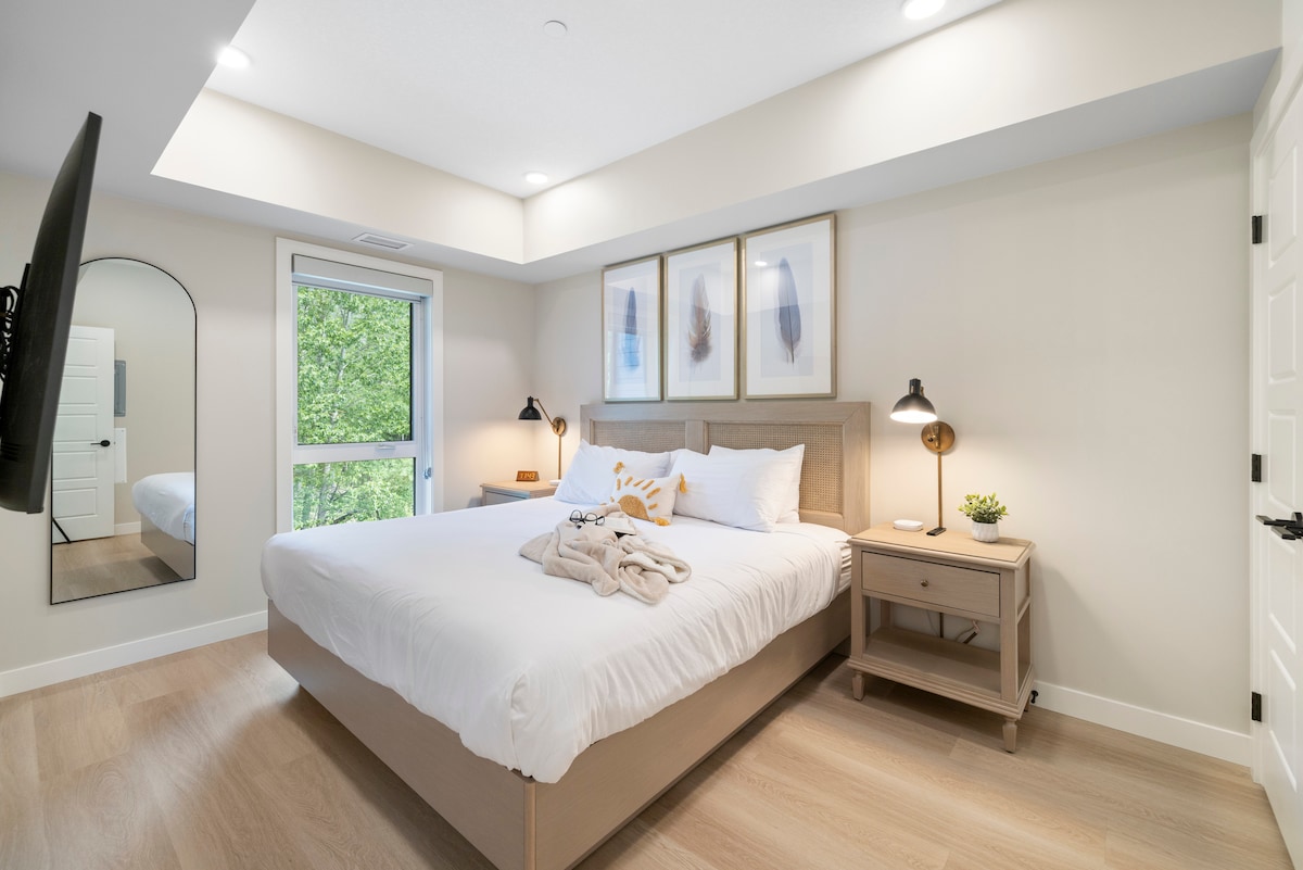 Druga spavaća soba nudi udoban bračni krevet s opcijama jastuka i vrhunskom posteljinom. 