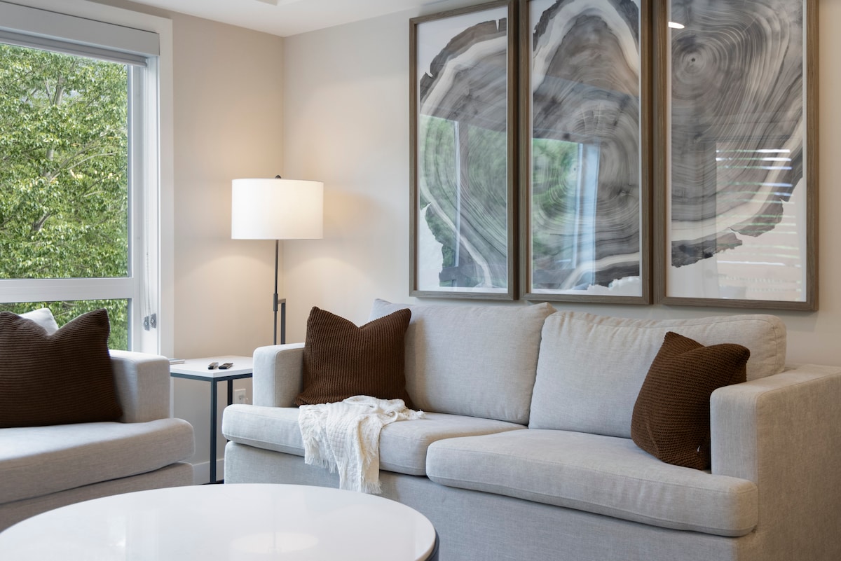 Udobna sofa na razvlačenje za dvije osobe omogućuje spavanje za 2 dodatna gosta. 