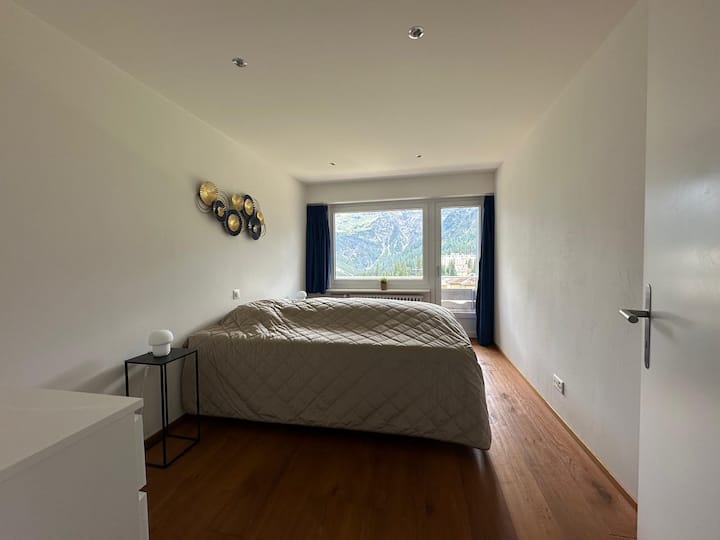 Сина спална соба со прекрасен поглед кон планината