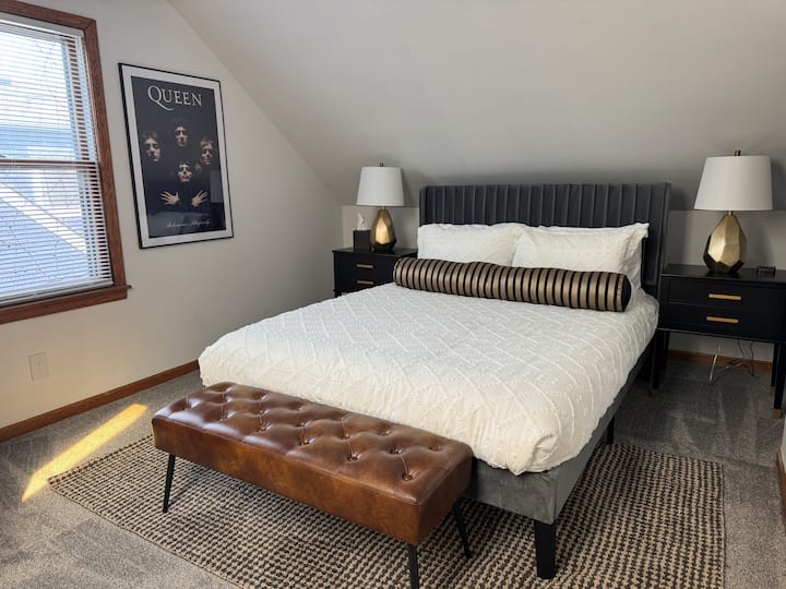 การตกแต่งที่เก๋ไก๋พร้อมเตียงนอนหรูหราและการตกแต่งที่มีสไตล์เพื่อการพักผ่อนที่แสนผ่อนคลาย!