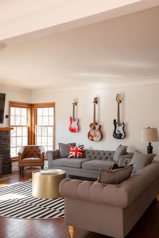 Crystal Lake Retreat / Music Room / Pet Friendly