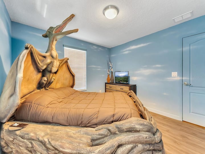 Терадактил брачен кревет (широк 150-179 см) со паметен телевизор. (бања во ходникот)