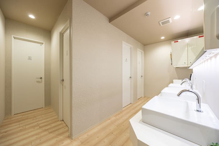 家の中にある2つの広々とした専用バスルームエリアのうちの1つで、洗面台3台、シャワー2つ、トイレ2つ、便利なランドリー設備が備わっており、快適に過ごせます。