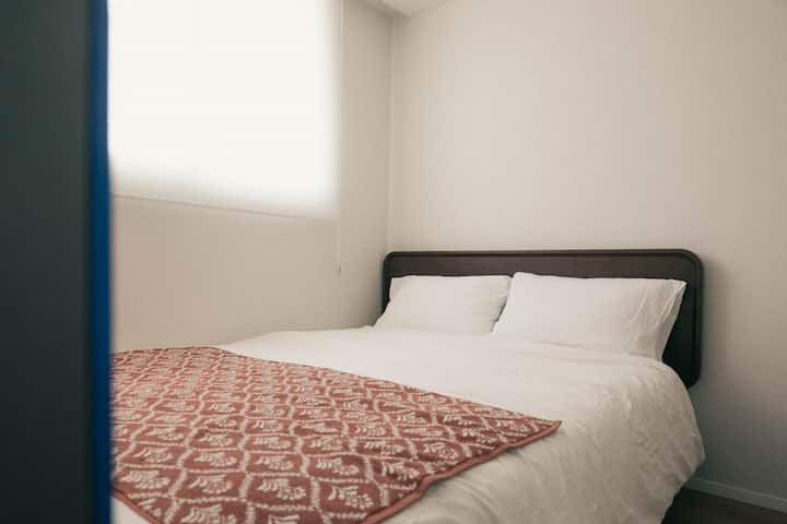 We hebben een queensize bed voor een gezellige rust voorbereid.
Deze kamer is beschikbaar voor reserveringen van 3 of meer personen.

We hebben een comfortabel queensize bed opgezet voor een gezellig en ontspannen verblijf.
Deze kamer is beschikbaar voor reserveringen van drie of meer gasten.

