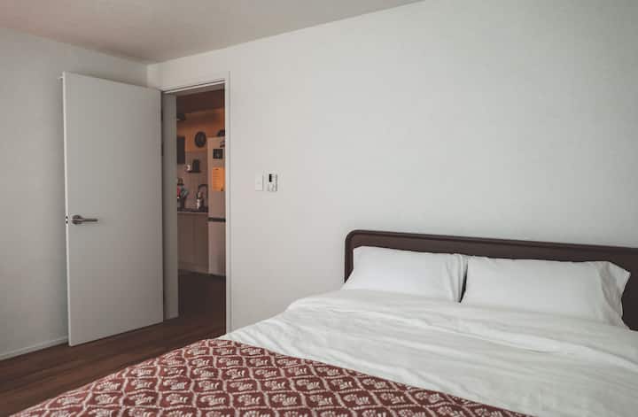 Er is een temper topper bovenop het queensize matras. Als je een reservering hebt voor 6 personen, wordt de topper van het matras gehaald. Bij een boeking voor 2 personen kun je slaapkamer 1 gebruiken.

Een queensize matras is uitgerust met een Tempur-topper. Als er 6 gasten zijn, wordt de topper apart op de vloer geplaatst als extra beddengoed.