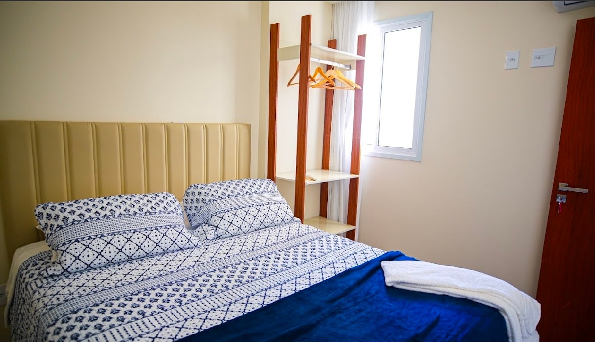 غرفة نوم رقم 2، سرير مزدوج، رف ملابس، ستائر تعتيم، مكيف هواء. 