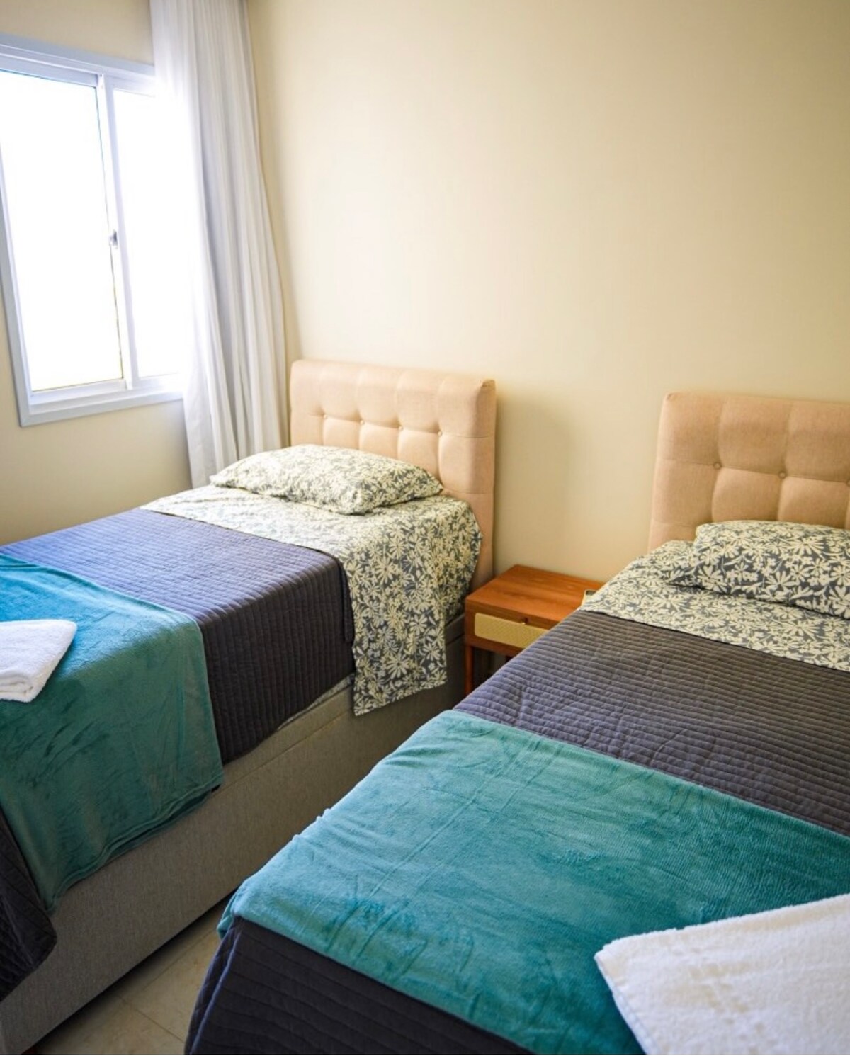 الغرفة رقم 2 مع سريرين مفردين وستائر تعتيم وتكييف هواء. 