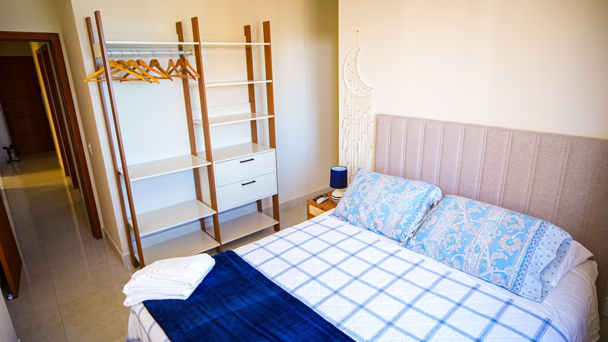 جناح رئيسي مع رف ملابس كبير مع أدراج وشماعات. مكيف هواء، ستائر تعتيم.  