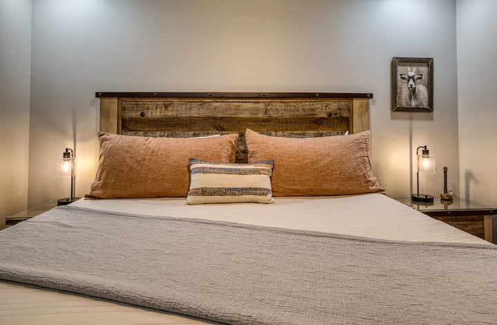 Cozy 2nd bedroom located across from the office. The office makes a great ancillary space for guests on this side of the home. Store luggage and personal belongings in the office, use it as a place for getting ready for the adventures that await!