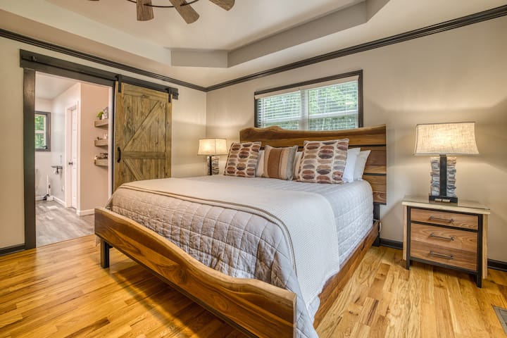 Unwind in the master bedroom as rain gently taps the metal roof, creating a peaceful soundtrack for sleep. Relax under cotton percale sheets & a linen quilt, wrapped in comfort after a fun day of hiking, exploring, and mountain adventures in Ellijay.
