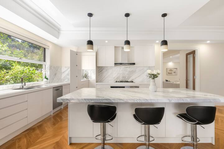 Luxurious French Provincial Home in Mt Waverley gallery image 4