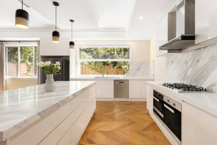 Luxurious French Provincial Home in Mt Waverley gallery image 3