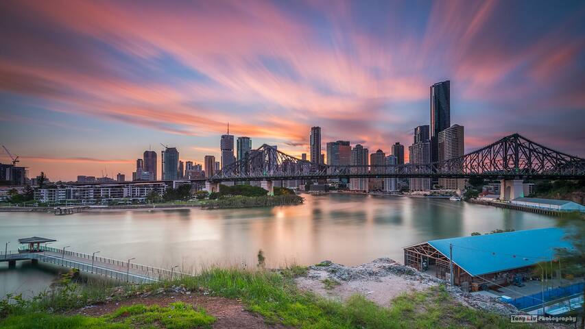 Inner city New Farm 3-bed Townhouse with yard gallery image 2