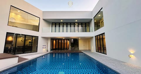 The Luxurious 231, Lake House Villa