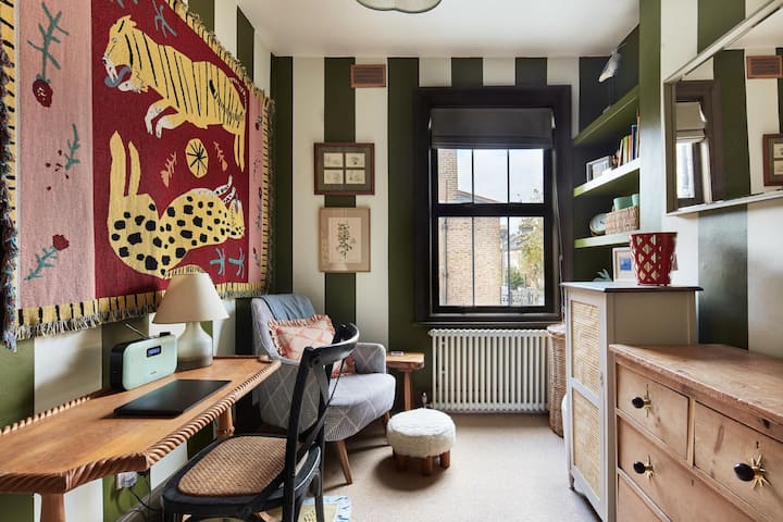 Kitanda cha ukubwa kamili chumbani 