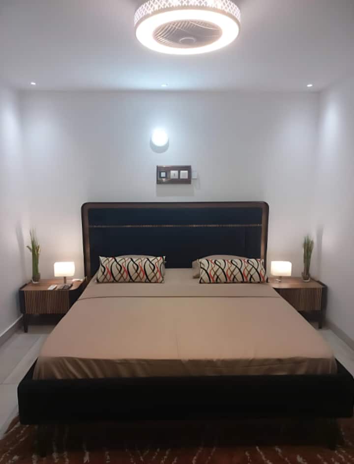 Krevat dopio "king size"/3 ambiente të ndriçuara, ajër të kondicionuar dhe ventilator tavani për një natë të relaksuar 