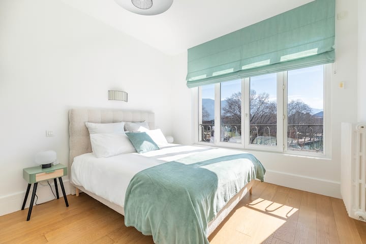 Habitación Cama de 160 cm, muchos espacios de almacenamiento, cuarto de baño con ducha. 