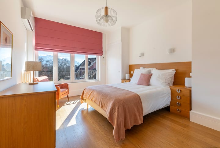 Habitación Cama de 140 cm. Numerosos espacios de almacenamiento, aire acondicionado, persianas eléctricas.