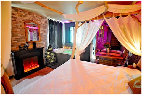 Luxury Safari Escape, XXL Spa, Movie Theater, Sleeps 4