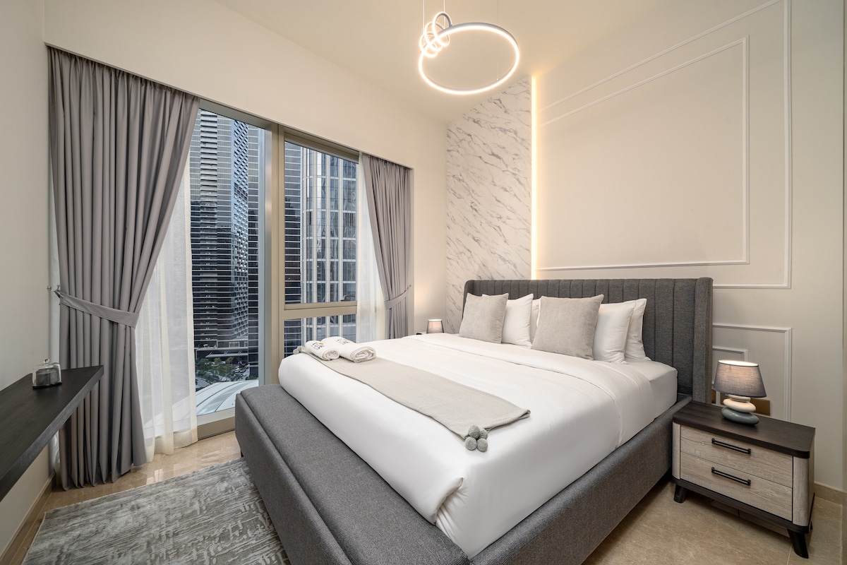 Este acogedor segundo dormitorio cuenta con una cama tamaño king, iluminación suave y vistas a la ciudad. La habitación está diseñada para relajarse y disfrutar de una estancia tranquila en Dubái.