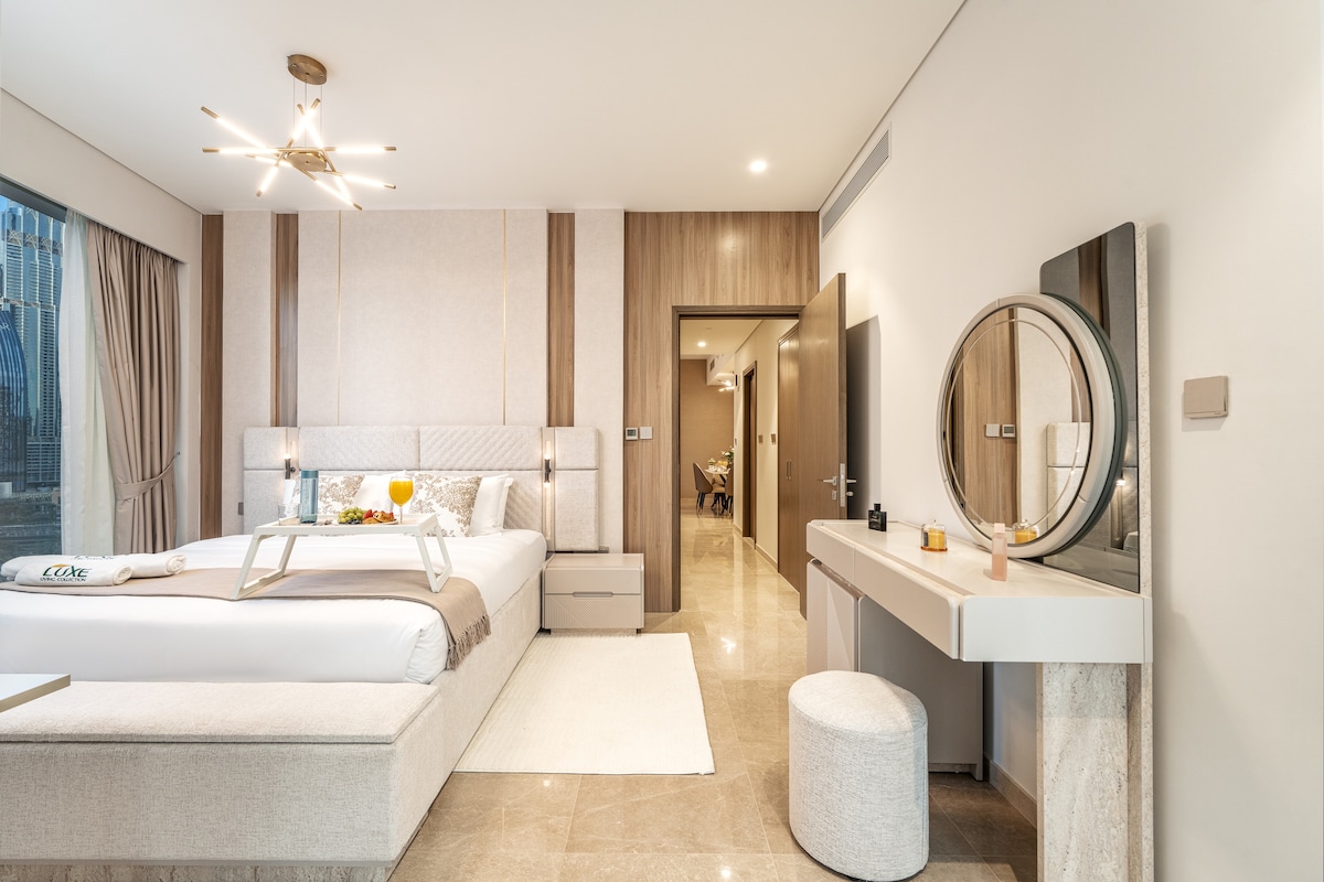 El dormitorio principal ofrece un espacio tranquilo con una cama tamaño king, área de tocador y decoración moderna. Disfruta de una estancia relajante con un amplio espacio y luz natural.