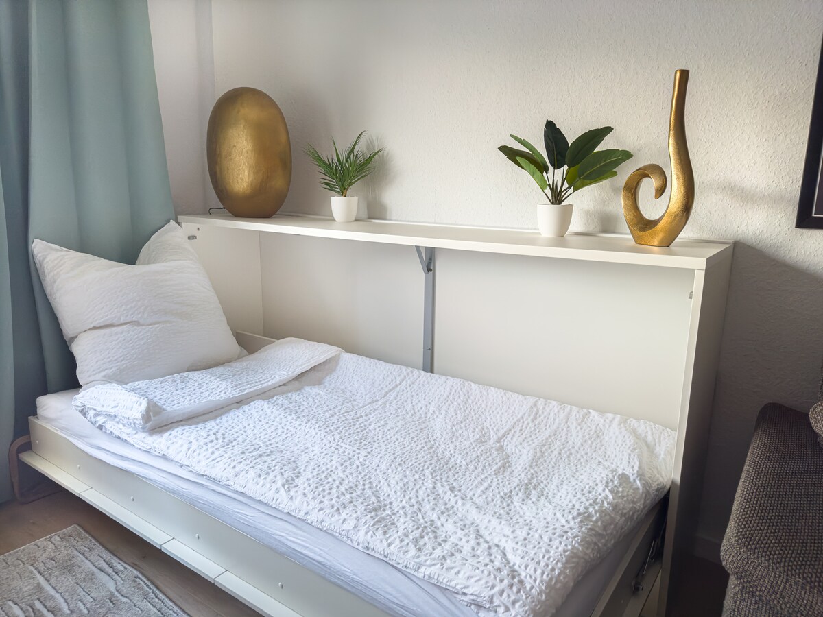 Ако е необходимо, има друго легло (90*200 см) за 5 - ти човек. Това легло не е в отделна стая, а в дневната/трапезарията (вижте плана на етажа)