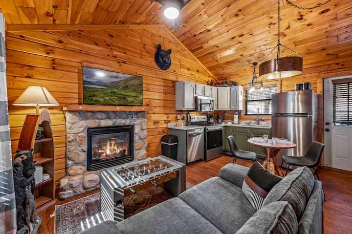 Romantic Bear Cabin W/ Hot Tub For Couples! - Pigeon Forge, TN