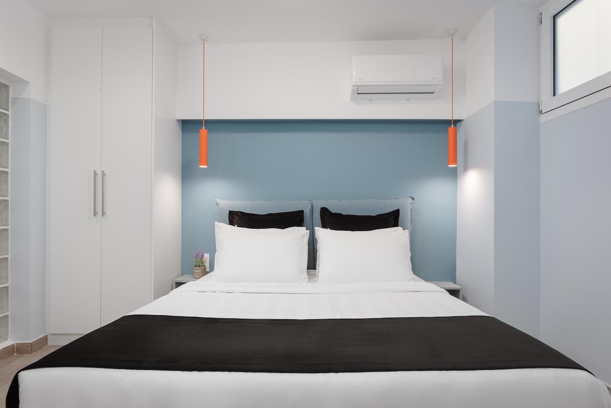 Dormitorio con cama tamaño queen