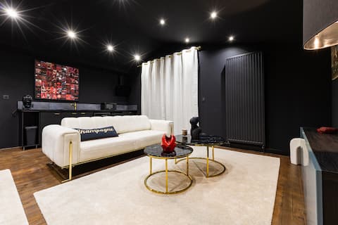 Popular Airbnb listing: SecretRoom - Luxury, Balneotherapy and escape - Arnage in Arnage