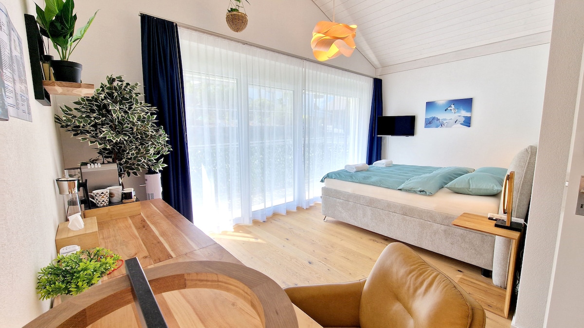 La tranquila habitación con balcón con vistas al Niesen. La habitación es bastante espaciosa con casi 18 m².