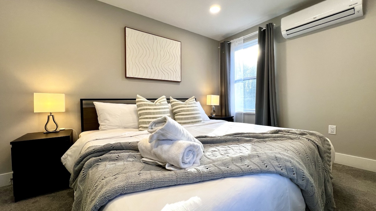 Slaapkamer 1 is voorzien van een kingsize ComfortGrande traagschuimbed met verkoelende gel voor een rustgevende, temperatuurgebalanceerde slaap. 