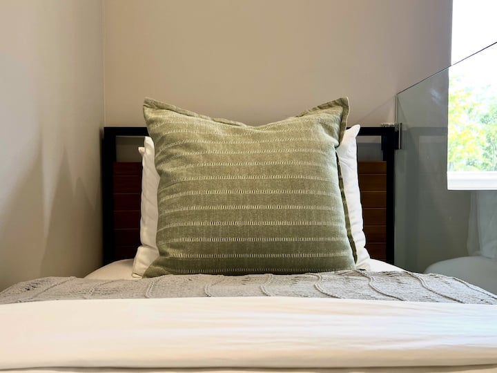 Unser Loft verfügt über zwei Twin ComfortGrande Memory Foam-Betten mit Kühlgel, die zusätzlichen Gästen einen kühlen und komfortablen Schlaf bieten. Es ist ein offener Raum im zweiten Stock zwischen den Schlafzimmern.