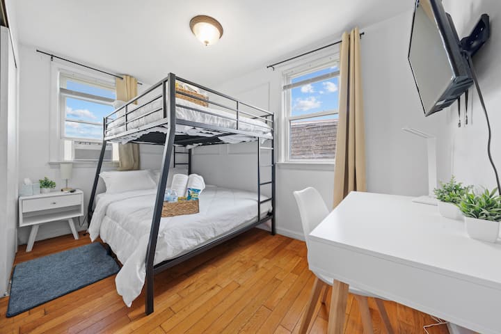 Loft Bed Retreat: светла стая със стилно лофт легло и изглед към прозореца за забавни терени!