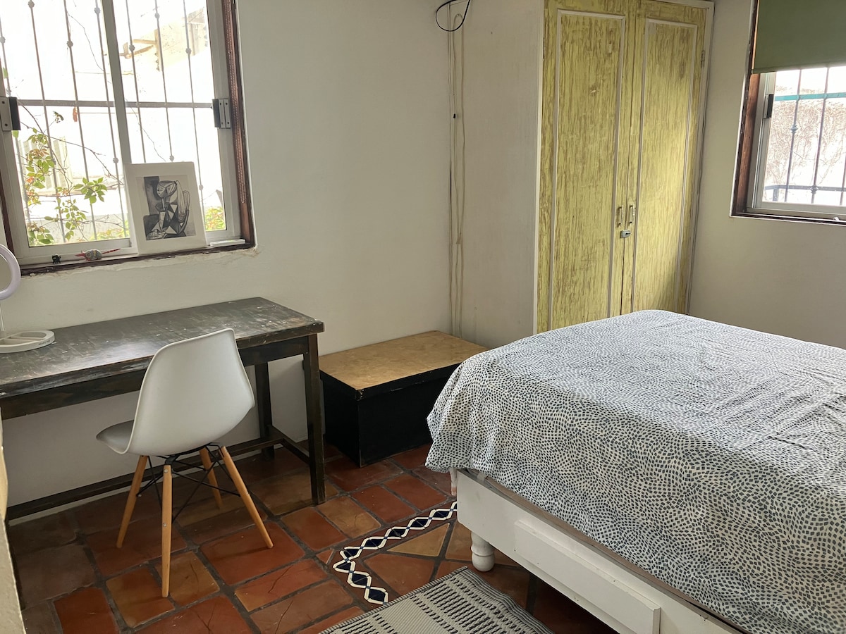 Спалната соба е многу светла бидејќи има два прозорци. Креветот е со една големина, има клима уред и тавански вентилатор, биро со стол, биро со ламба и закачалка за капути.