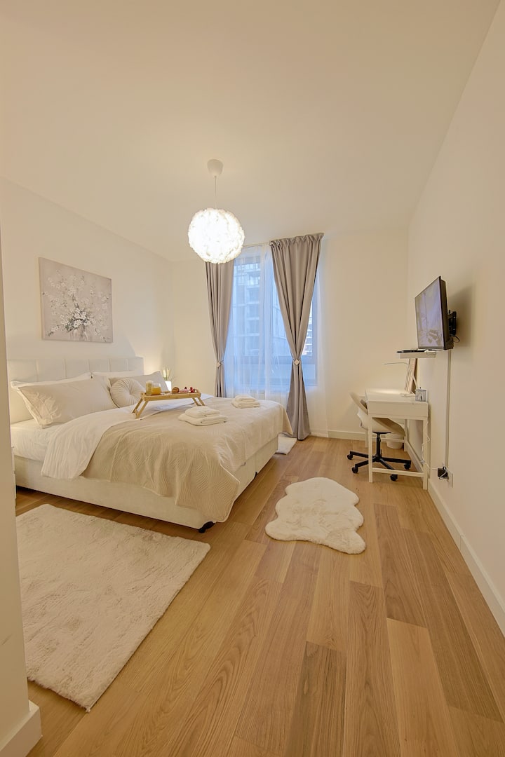 พักผ่อนสบายๆบนเตียงขนาดคิงไซส์ขนาด 160x200 ซม. ออกแบบมาเพื่อความสะดวกสบายสูงสุด เหมาะสำหรับการเข้าพักทั้งระยะสั้นและระยะยาวเพื่อให้นอนหลับสบายในบรรยากาศที่มีสไตล์และเงียบสงบ