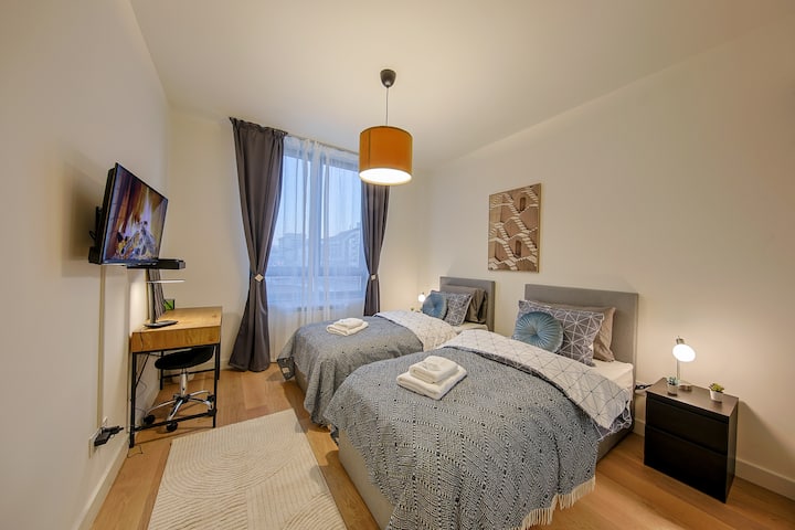 เตียงแฝดสำหรับการเข้าพักแบบยืดหยุ่น
ห้องนอนมีสไตล์นี้มีเตียงเดี่ยว 2 เตียงเหมาะสำหรับเพื่อนครอบครัวหรือนักเดินทางเพื่อธุรกิจ เพลิดเพลินกับค่ำคืนที่ผ่อนคลายด้วยเครื่องนอนระดับพรีเมียมและการตกแต่งที่อบอุ่นเหมาะสำหรับการเข้าพักทั้งระยะสั้นและระยะยาว