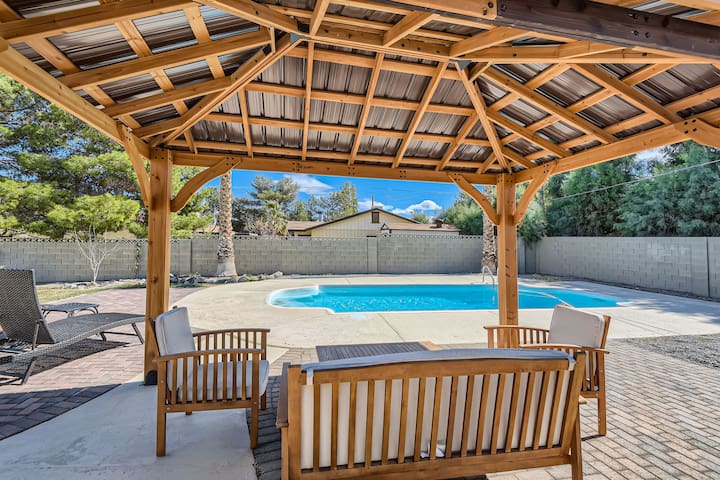 Gorgeous 5b/3b VILLA .5acre *POOL* 5 min to Strip