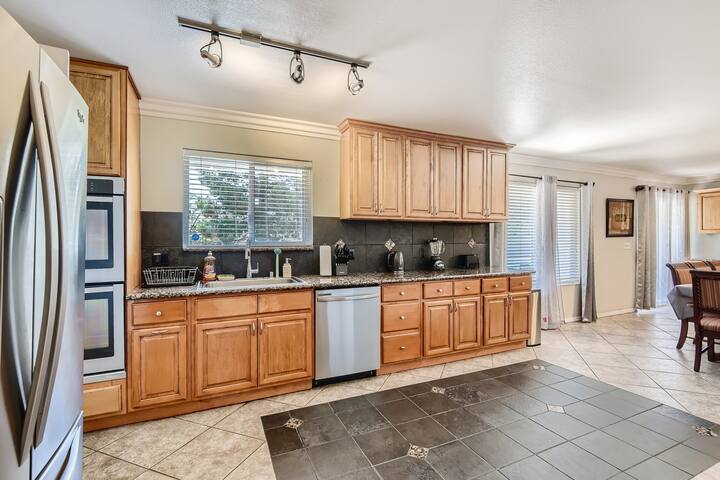 Gorgeous 5b/3b VILLA .5acre *POOL* 5 min to Strip gallery image 4