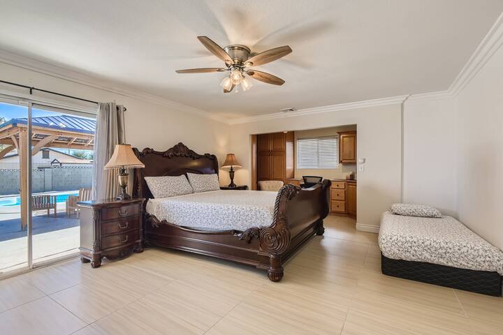 Gorgeous 5b/3b VILLA .5acre *POOL* 5 min to Strip gallery image 5