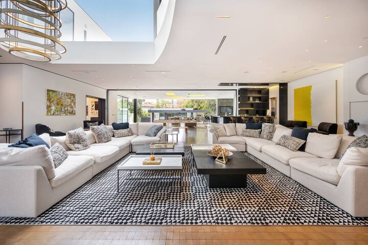 Ultra Luxurious Villa in the Beverly Hills Flats gallery image 3