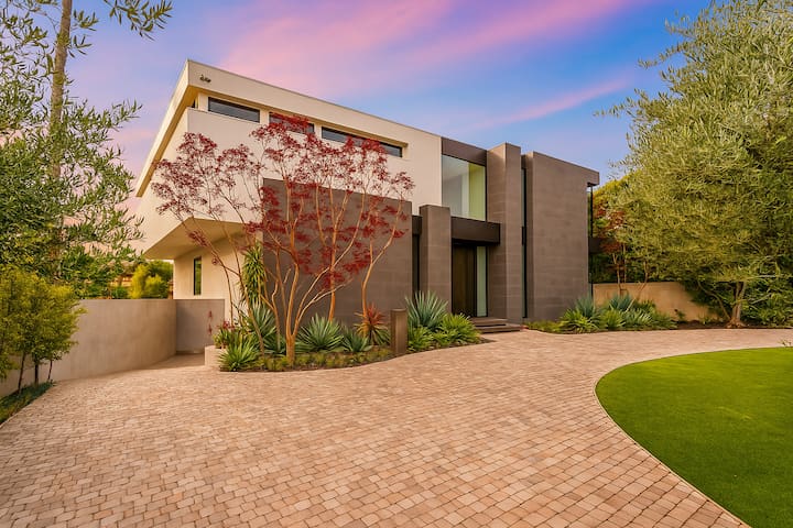 Ultra Luxurious Villa in the Beverly Hills Flats gallery image 2