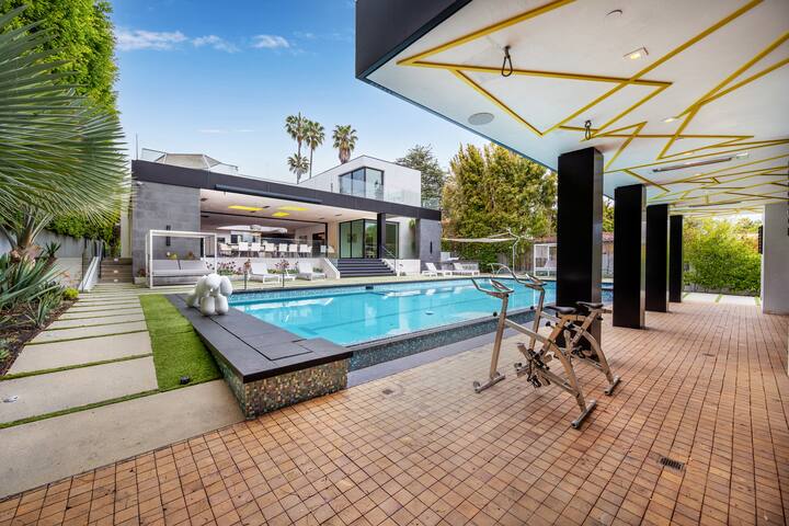 Ultra Luxurious Villa in the Beverly Hills Flats gallery image 5