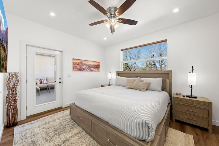 Votre suite parentale king size avec accès direct au patio TV 55 pouces et votre propre espace bureau avec salle de bain privée. 