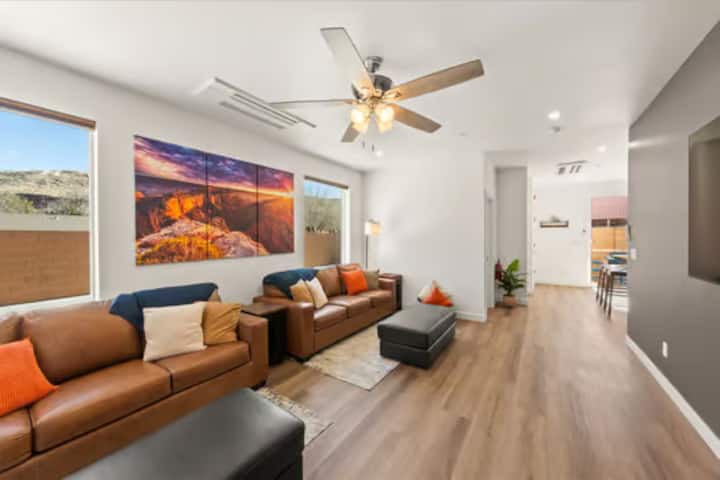 Spacieux séjour avec deux canapés en cuir extrêmement confortables. Vous avez une vue sur la piscine depuis le logement A. Belle œuvre d'art du Grand Canyon pour inspirer votre prochaine aventure.